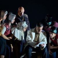 Teatros del Canal estrena Un monstruo viene a verme, una emotiva obra para concienciar sobre el cáncer La compañía madrileña LaJOVEN presenta el 6 de diciembre esta producción en colaboración con la Asociación Española contra el Cáncer, que podrá verse hasta el 15 de diciembre La obra sigue la adaptación teatral estrenada en Londres en 2018 de una novela que el director español Juan Antonio Bayona llevó al cine y ganó nueve Goyas fotografo Pablo Lorente