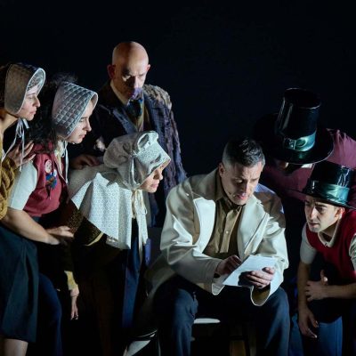 Teatros del Canal estrena Un monstruo viene a verme, una emotiva obra para concienciar sobre el cáncer
La compañía madrileña LaJOVEN presenta el 6 de diciembre esta producción en colaboración con la Asociación Española contra el Cáncer, que podrá verse hasta el 15 de diciembre
La obra sigue la adaptación teatral estrenada en Londres en 2018 de una novela que el director español Juan Antonio Bayona llevó al cine y ganó nueve Goyas
fotografo Pablo Lorente